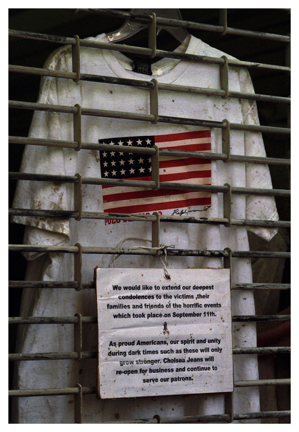 11 septembre 2001, t-shirt décoré du drapeau américain derrière la grille d'un magasin fermé