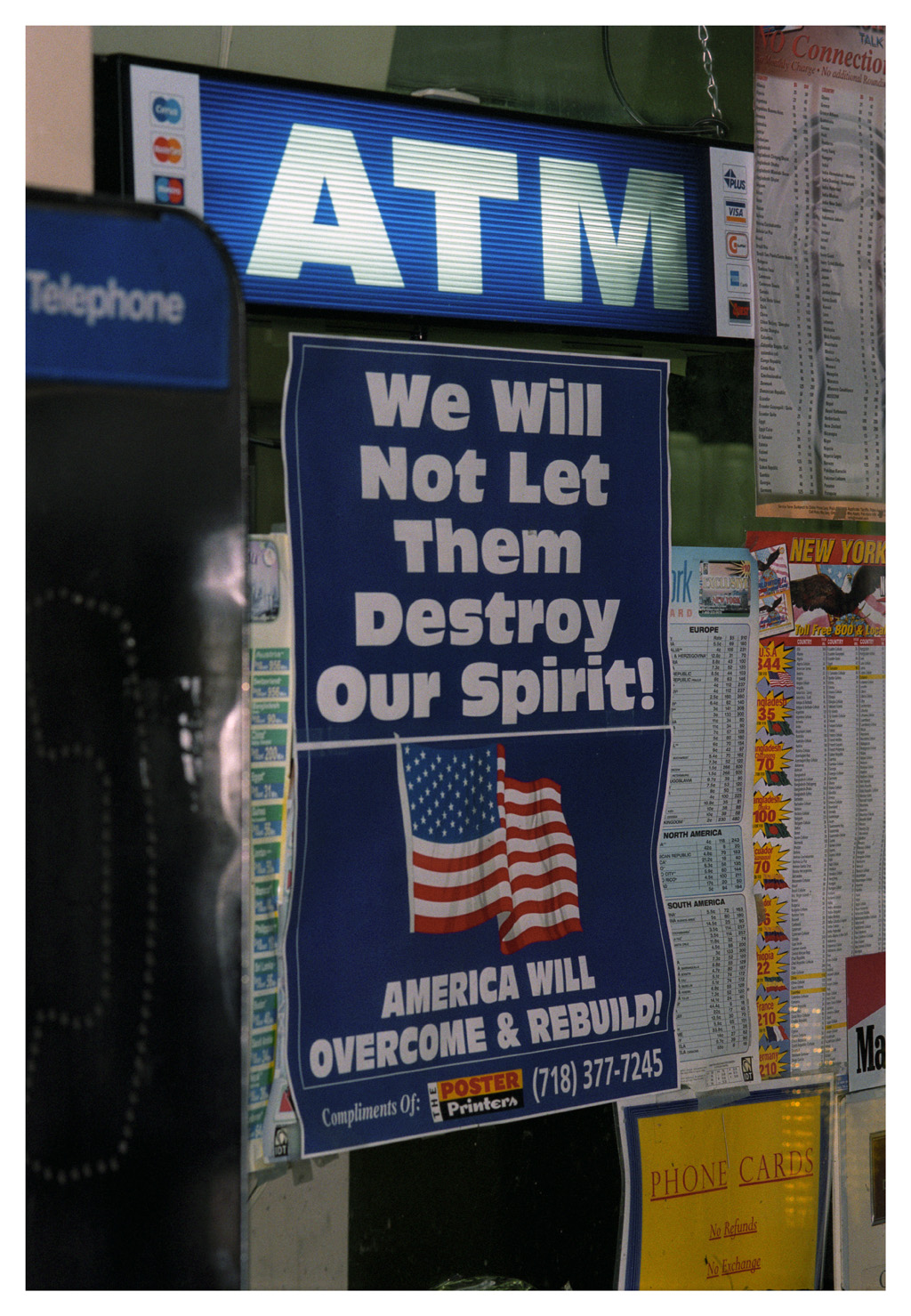 11 septembre 2001, t-shirt décoré du drapeau américain derrière la grille d'un magasin fermé